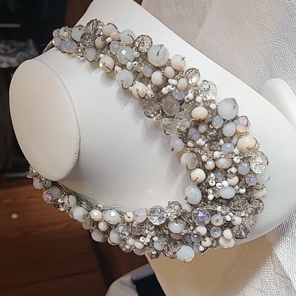 Beautiful elegant necklace for all occasions multiple colors - Picture 3 of 3